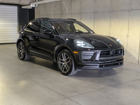 Certified 2025 Porsche Macan image 11