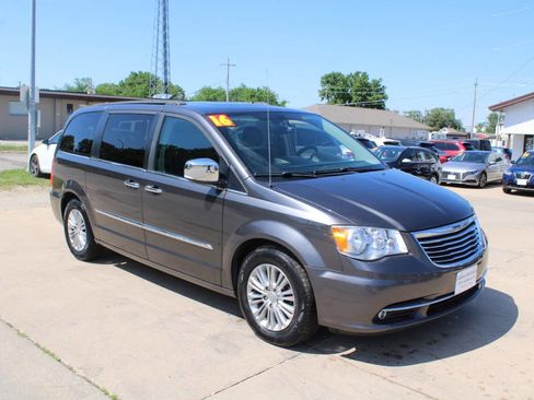 Used 2016 Chrysler Town & Country Touring-L FWD image 2
