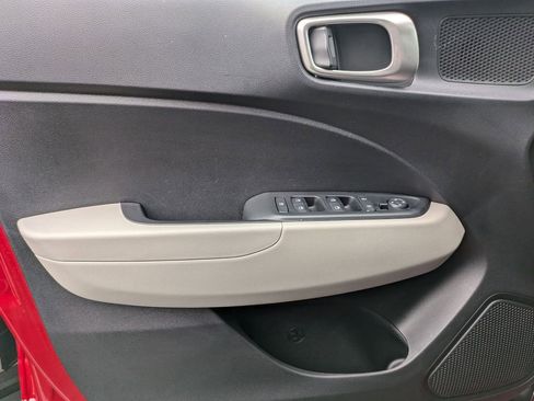 Used 2025 Hyundai Venue SEL FWD image 11