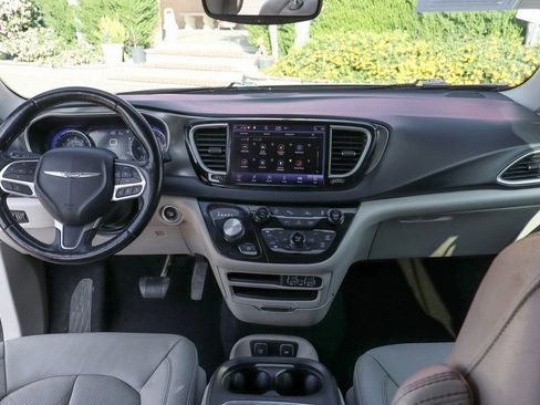 Used 2021 Chrysler Pacifica Touring-L image 28
