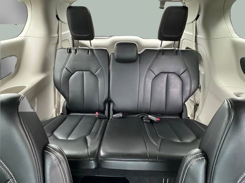 Certified 2023 Chrysler Pacifica Touring-L image 24
