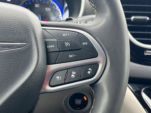 Used 2024 Chrysler Pacifica Touring-L FWD image 34