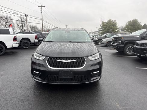 Used 2022 Chrysler Pacifica Touring-L image 2