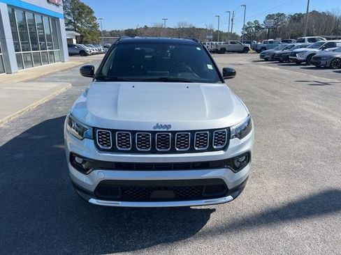 Used 2025 Jeep Compass Limited image 4
