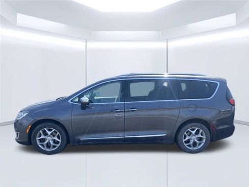 Used 2019 Chrysler Pacifica Limited FWD image 2
