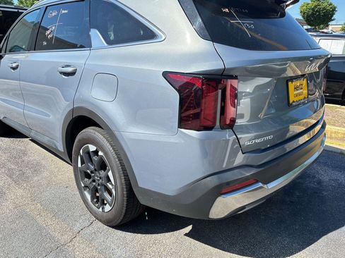 Used 2024 Kia Sorento S FWD image 5