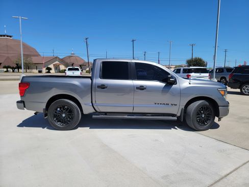 Used 2019 Nissan Titan SV w/ SV Convenience Package image 2