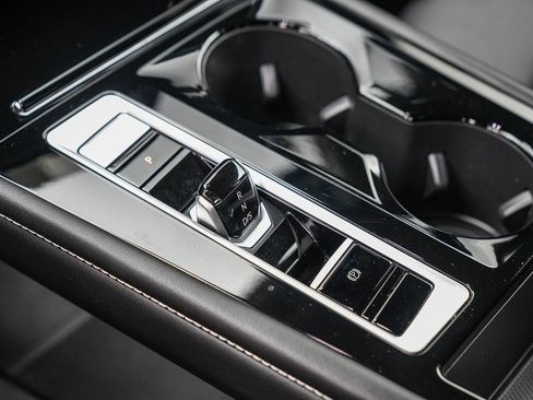 Used 2024 Volkswagen Atlas SE image 19