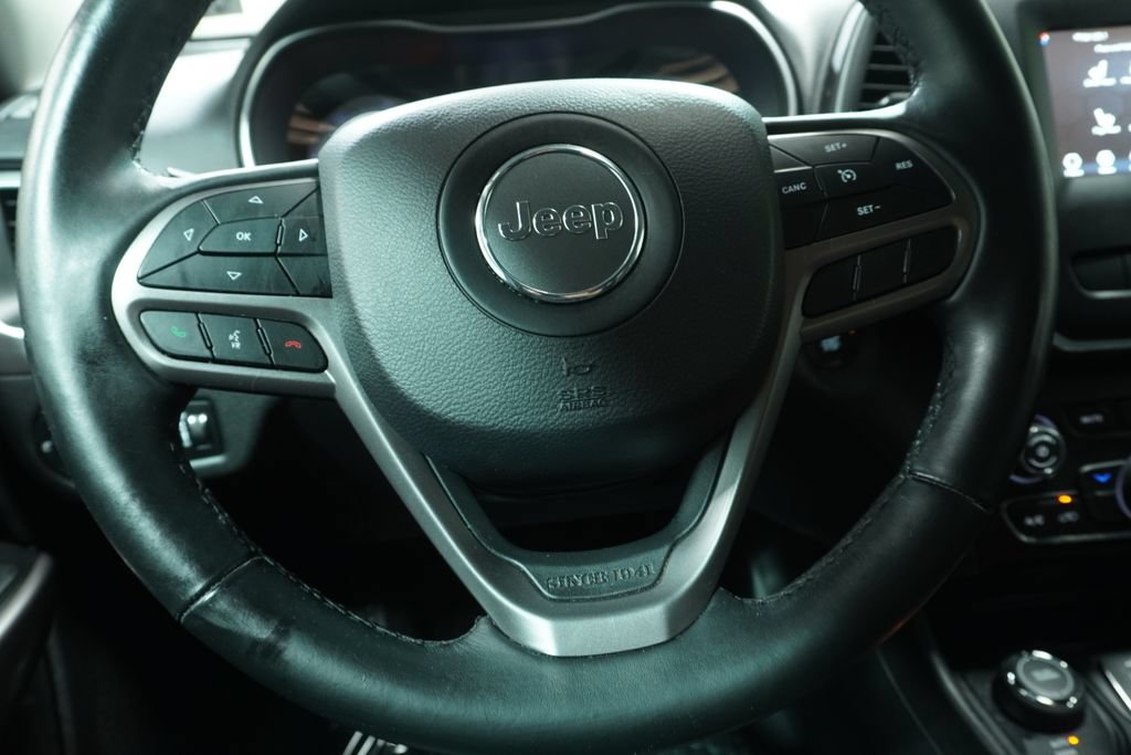 Used 2019 Jeep Cherokee Latitude Plus w/ Cold Weather Group AWD/4WD image 16