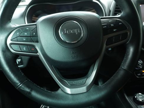 Used 2019 Jeep Cherokee Latitude Plus w/ Cold Weather Group AWD/4WD image 16