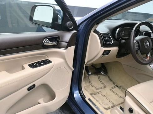 Used 2020 Jeep Grand Cherokee Overland AWD/4WD image 17