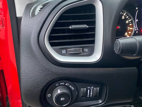 Used 2019 Jeep Renegade Latitude FWD image 16