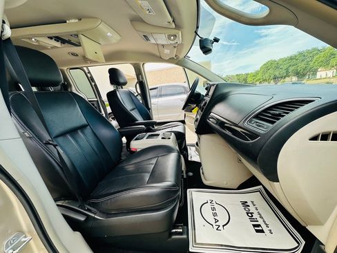 Used 2014 Chrysler Town & Country Touring FWD image 23