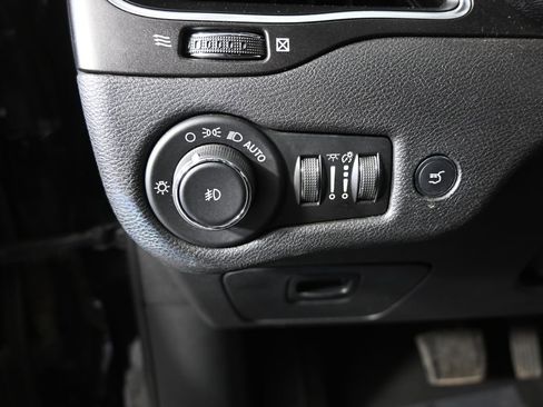 Used 2019 Jeep Cherokee Trailhawk image 24