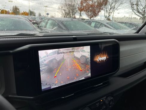 Used 2025 Jeep Wrangler Sahara image 17