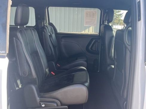 Used 2014 Dodge Grand Caravan SXT image 38