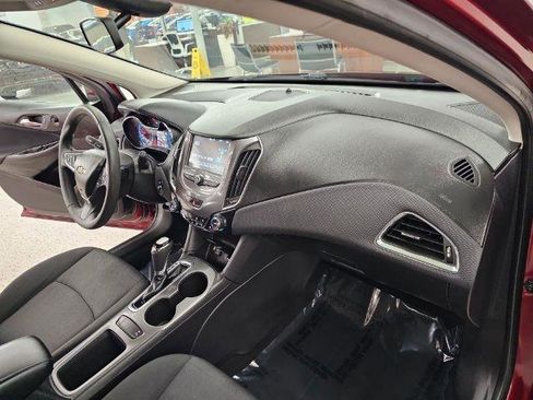Used 2018 Chevrolet Cruze LT w/ Convenience Package FWD image 11