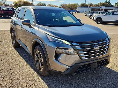 Used 2024 Nissan Rogue SV image 4