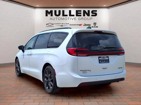 Used 2025 Chrysler Pacifica Limited FWD image 7