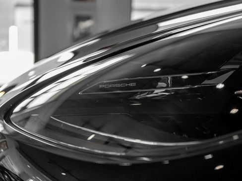 Certified 2025 Porsche Macan image 11