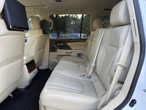 Used 2020 Lexus LX 570 4WD w/ Luxury Package image 40