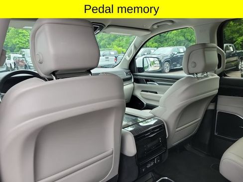 Certified 2022 Jeep Wagoneer Series III w/ Flexible Seating Group AWD/4WD image 27