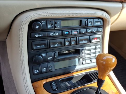 Used 2002 Jaguar XK8 Convertible RWD image 21