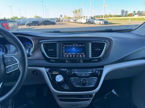 Used 2020 Chrysler Voyager Lxi FWD image 2