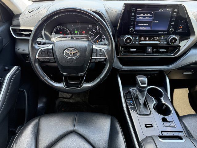 Used 2021 Toyota Highlander XLE FWD image 11