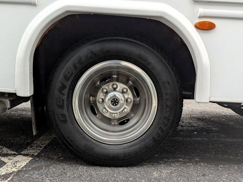 Used 2019 Chevrolet Express 4500 w/ RV Package image 98