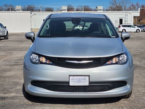 Used 2023 Chrysler Voyager LX image 2