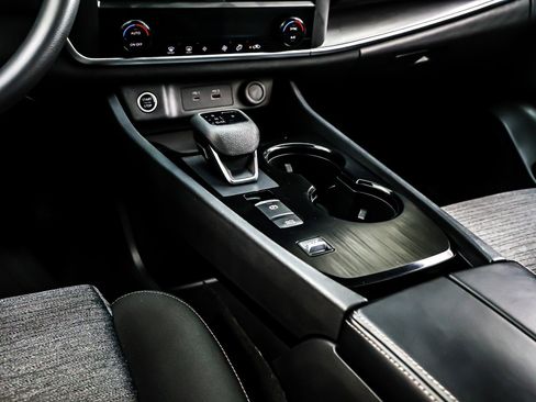 Used 2023 Nissan Rogue SV image 6