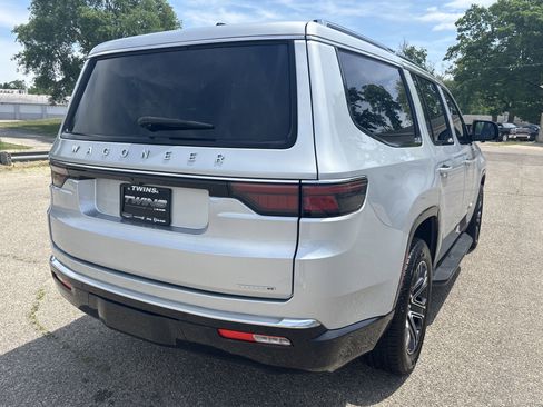 Used 2024 Jeep Wagoneer Series II w/ Flexible Seating Group RWD image 3
