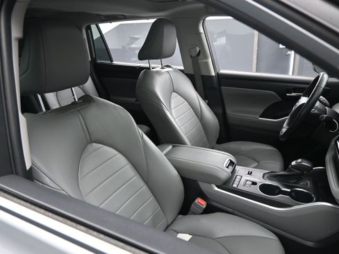 Used 2022 Toyota Highlander XLE image 22