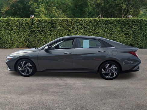 Used 2025 Hyundai Elantra Limited image 7