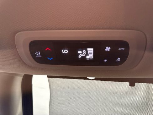 Used 2020 Chrysler Pacifica Touring-L FWD image 40