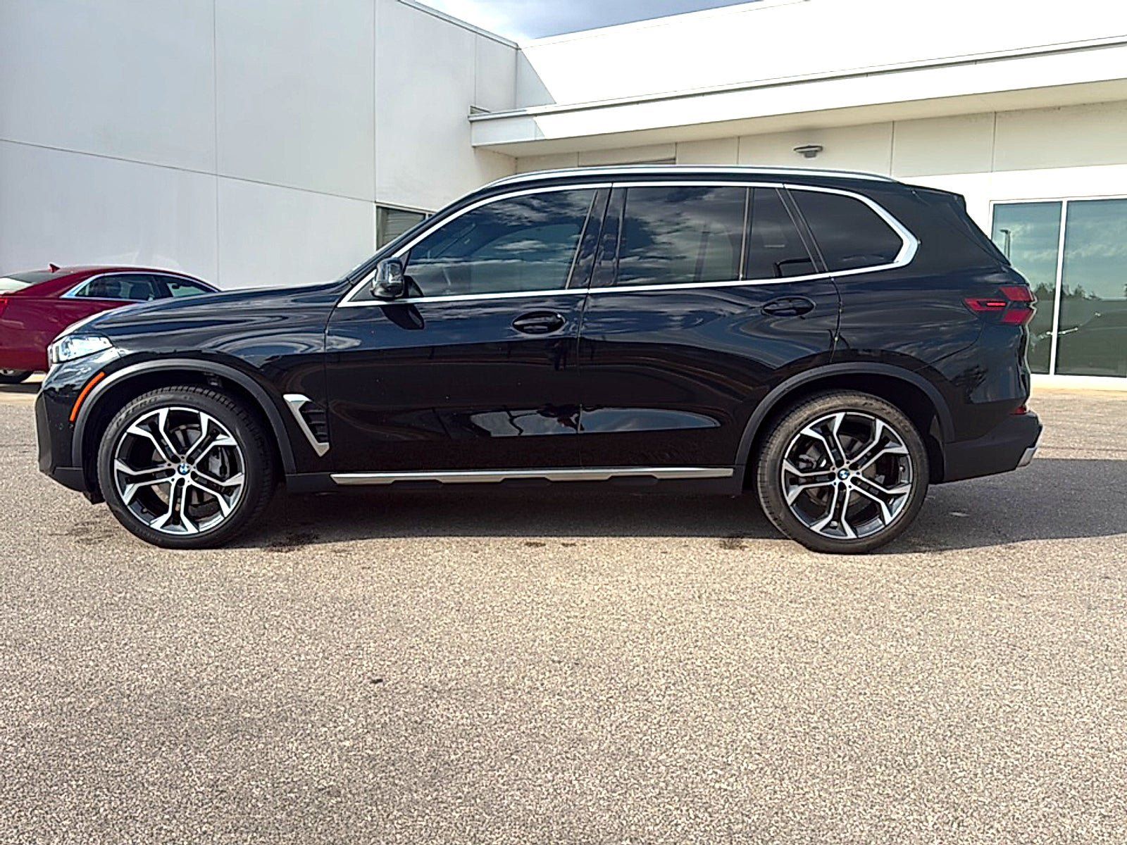 Used 2024 BMW X5 xDrive40i w/ Premium Package AWD/4WD image 4
