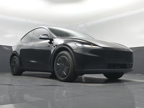 Used 2026 Tesla Model Y 2WD image 32