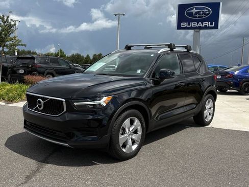 Used 2022 Volvo XC40 T4 Momentum FWD image 1