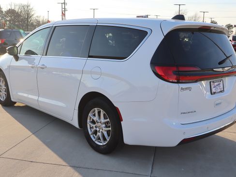 Used 2024 Chrysler Pacifica Touring-L image 8