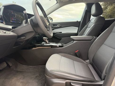 Used 2025 Chevrolet Trax LT image 27