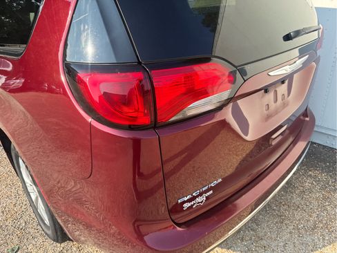 Used 2018 Chrysler Pacifica Touring-L FWD image 18