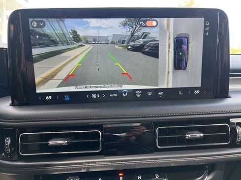Certified 2025 Lincoln Aviator AWD image 33