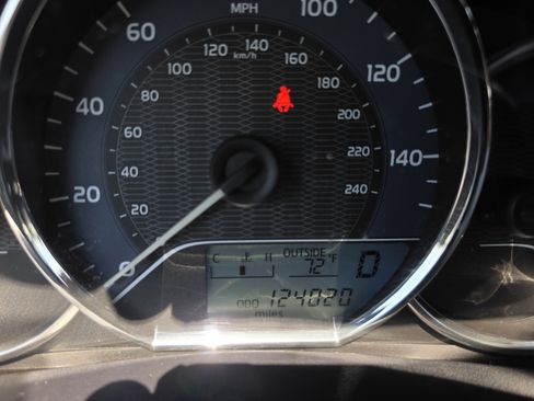 Used 2015 Toyota Corolla LE FWD image 18