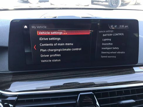 Used 2018 BMW 530e xDrive 530e xDrive iPerformance Sedan w/ Premium Package 2 image 25