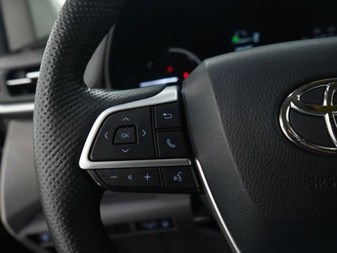 Used 2024 Toyota Sienna XLE image 28