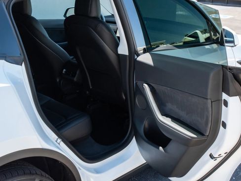 Used 2021 Tesla Model Y Long Range image 19