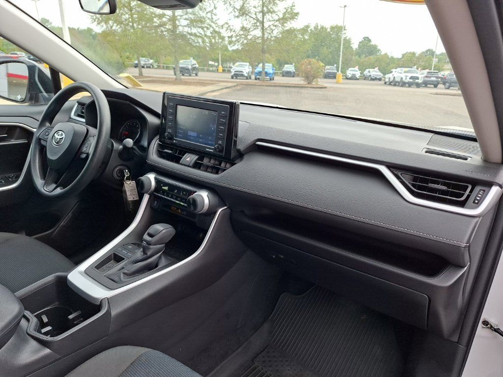 Used 2022 Toyota RAV4 LE FWD image 32