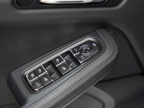 Certified 2025 Porsche Macan image 23