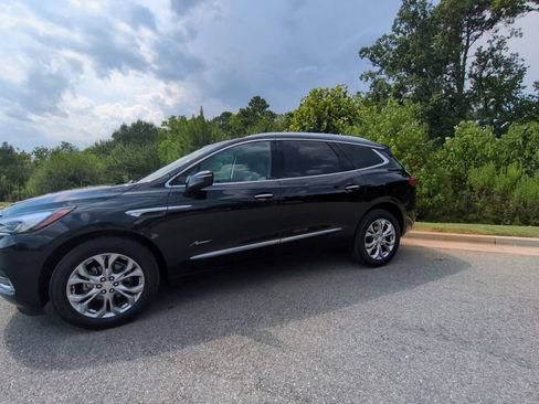 Used 2020 Buick Enclave Avenir w/ Avenir Technology Package FWD image 4